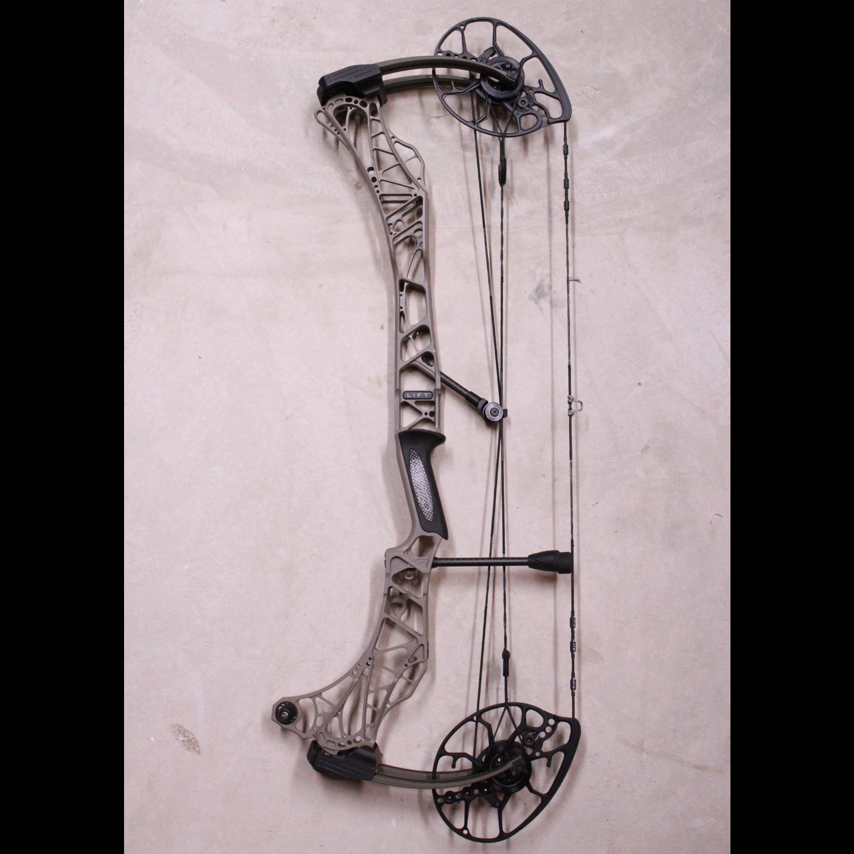 Mathews Lift 29.5 - USED - Granite w/ Ambush Limbs